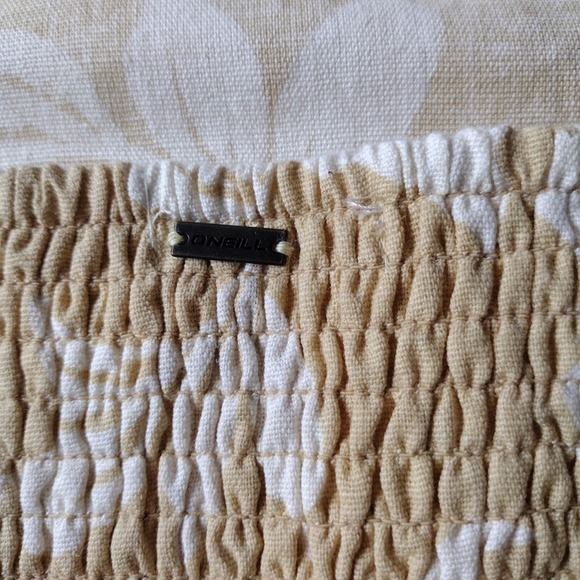 Oneill Tank Top Woman's‎ M Yellow White Floral Crop Galloway Smocked Back - Picture 9 of 10